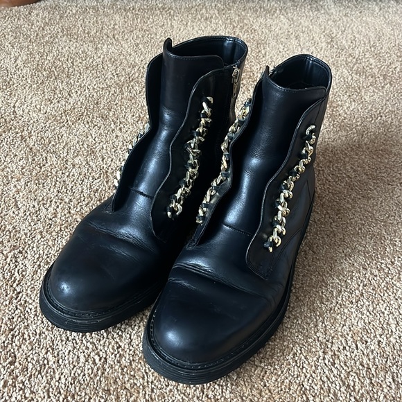 Boots with gold chain - Picture 2 of 5